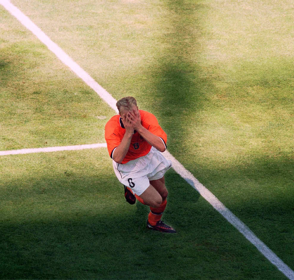 Bergkamp maakt een doelpunt in de WK-wedstrijd Nederland- Argentinië in 1998