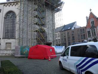 Persoon dood teruggevonden aan voet van stelling rond kerk in Sint-Niklaas: “Gaat niet om een arbeidsongeval”
