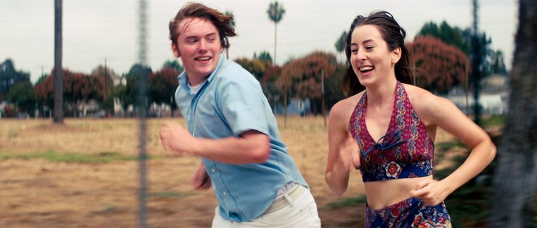 De plagerige chemie in 'Licorice Pizza' tussen Alana (Alana Haim, rechts) en Gary (Cooper Hoffman) is pure filmmagie.  Beeld AP