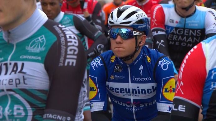 Remco Evenepoel tijdens de minuut stilte als eerbetoon aan de overleden Stef Loos.