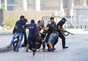 Een manifestatie in de Libanese hoofdstad Beiroet is uitgedraaid op geweld. Minstens zes mensen kwamen om het leven en een dertigtal manifestanten raakten gewond.