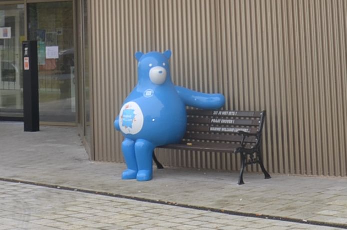 De scholentour brengt ook 'Warme William' - hier aan het sociaal huis van Ninove - mee.