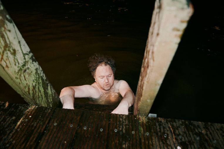 De eerste seconden in het ijskoude water zijn puffen en afzien.
 Beeld Joris Casaer