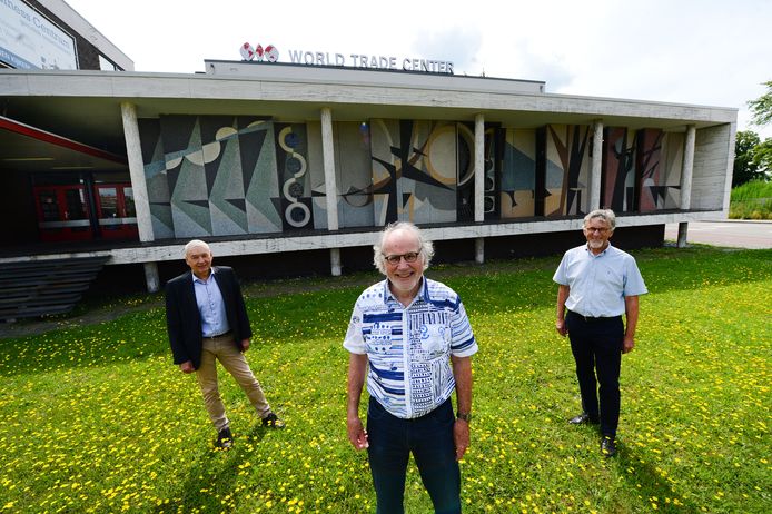 Hans de Gruil (vooraan) neemt afscheid van de Hengelose Erfgoedcommissie. Hij is opgevolgd door Harm van Egmond (rechts). Vanaf begin volgend jaar is Dick Schlüter de voorzitter.
