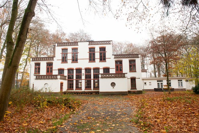 Verkopen en weer terugkopen. En dat voor het dubbele. Maar wel met een goede reden. Op deze en de andere foto’s de vier panden op Groot Schuylenburg die ’s Heeren Loo nu weer kan gebruiken waarvoor ze bedoeld zijn.