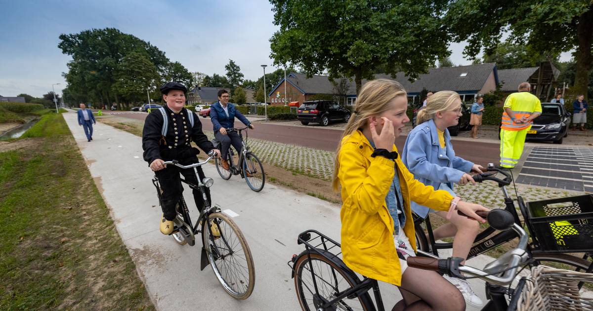 Klederdracht en antieke Gazelle uit de kast voor langverwacht fietspad in Punthorst: ‘Eindelijk!’