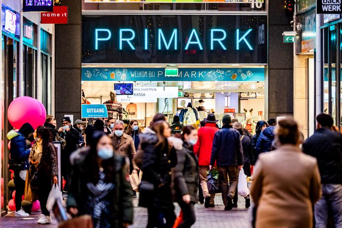 Drukte tijdens Black Friday in het Bagijnhof in Dordrecht. Mensen slaan cadeaus in voor de feestdagen voordat de strengere maatregelen ingaan.