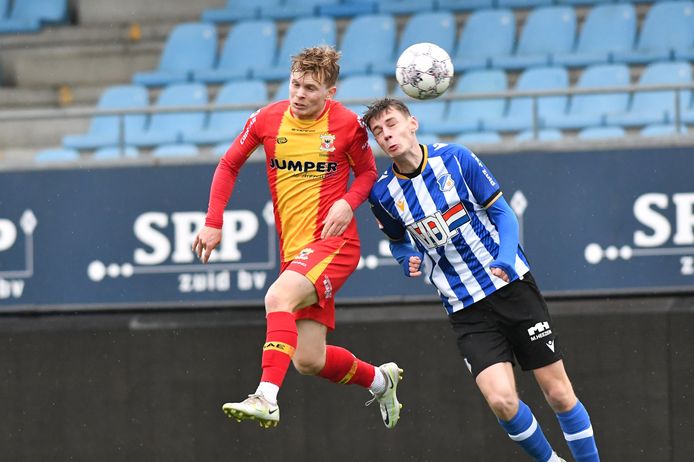 Oliver Edvardsen in kopduel met Jordy Huybers van FC Eindhoven.