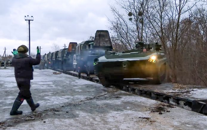 Een Russisch pantservoertuig verlaat een transsporttrein na bij aankomst op een spoorwegplatform in Wit-Rusland, afgelopen woensdag.