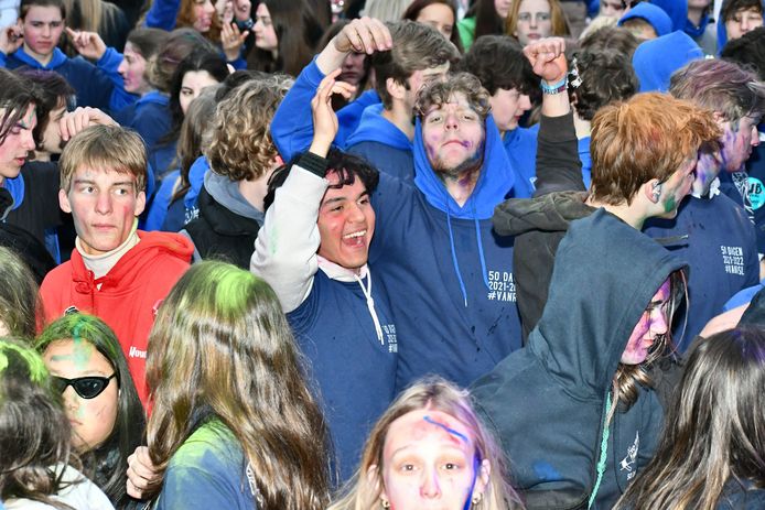 In Roeselare vierden ze de 50 dagen in plaats van de 100 dagen. De jongeren gingen vanaf 6u 's morgens uit de bol op het Polenplein.