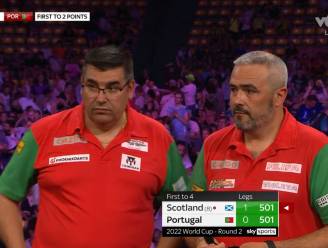 “Zo verknoei je de hele match”: onze commentatoren schrikken zich een hoedje wanneer dartstopper op bizarre manier blundert