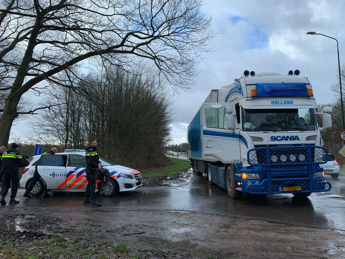 De vrachtwagen werd aan de kant gezet op de Esscheweg in Boxtel.