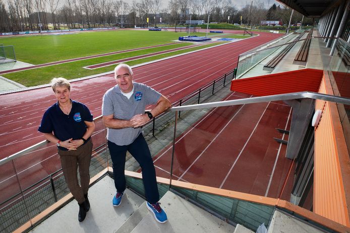 Ruud Overes en  Karin van der Linden - medeorganisator van sportwedstrijden - bij Eindgoven Atletiek, waar The Parkinson Games zouden plaatsvinden.