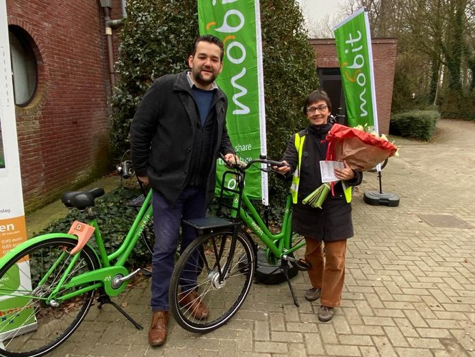 Duizendste deelfietsgebruiker in de bloemetjes gezet | Schoten | hln.be