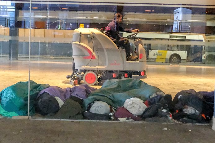 Door de koude overnachten asielzoekers niet langer in het Maximilaanpark maar aan het busstation van De Lijn, gelegen onder Brussel-Noord.