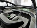 Nu staat deze Audi in 'autonome' modus, waarbij het stuur en de pedalen uit het zicht verdwijnen
