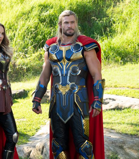 Russell Crowe in een minirokje en een pratende bapao: de nieuwe Thor is een zalig campfestijn