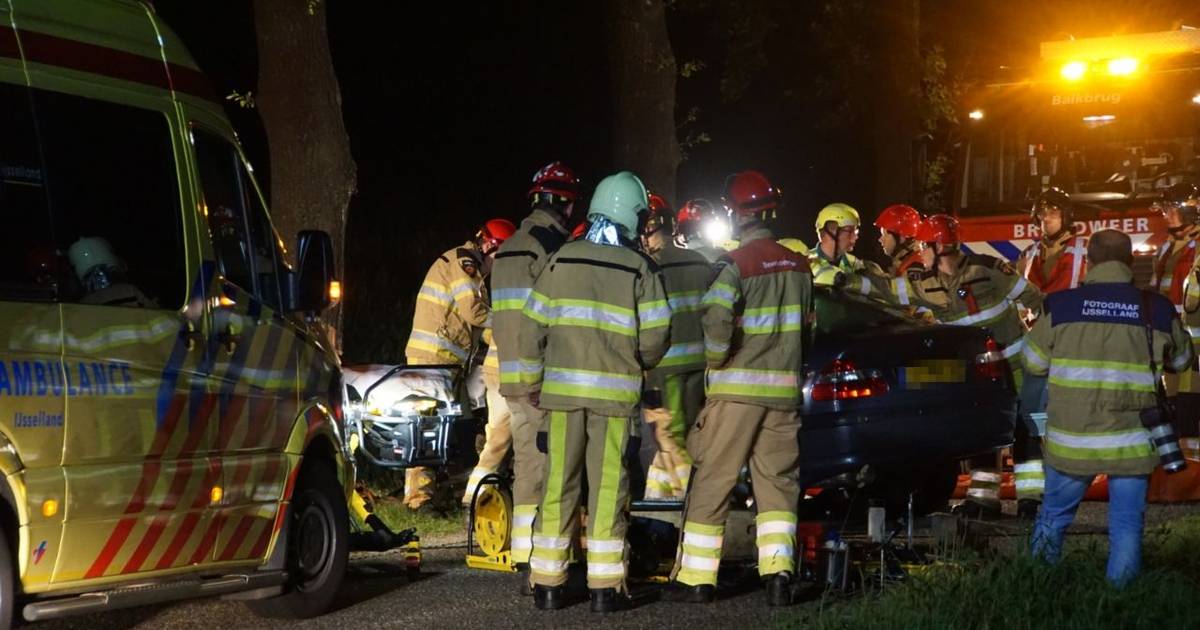 Brandweer bevrijdt automobilist na eenzijdig ongeluk in Punthorst.