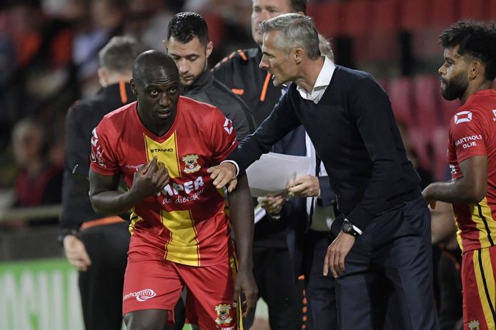 Jacob Mulenga wordt door coach Kees van Wonderen in de ploeg gebracht.