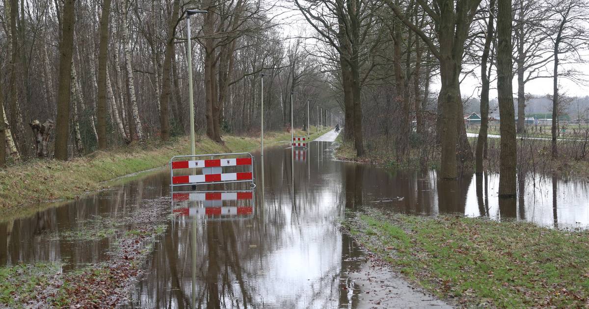 Straten in Losser afgesloten door overstroomde beek, sinkholes in Enschede en Buurse