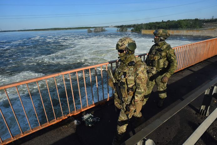 Russische militairen aan de waterkrachtcentrale in Cherson.