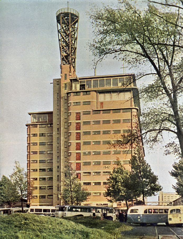 Het Veemgebouw op Strijp-S in 1951, met de televisiezendmast en zogenaamd Vipre-bussen die onder andere werknemers uit België naar Philips in Eindhoven brachten.
