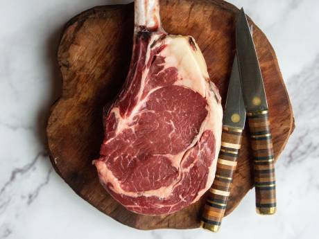 In coronatijden zetten we vaker luxe vlees op tafel: van wagyu-spies tot Tomahawk-steak