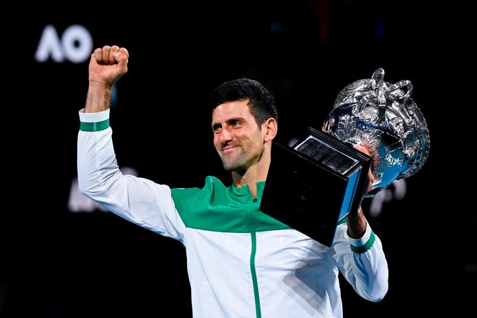Novak Djokovic met zijn beker van de Australian Open, die hij vorig jaar nog op zijn naam schreef.
