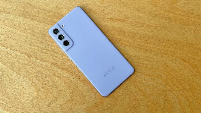 REVIEW. De Samsung Galaxy S21 FE is vis noch vlees: goede telefoon, maar je kan betere deals scoren