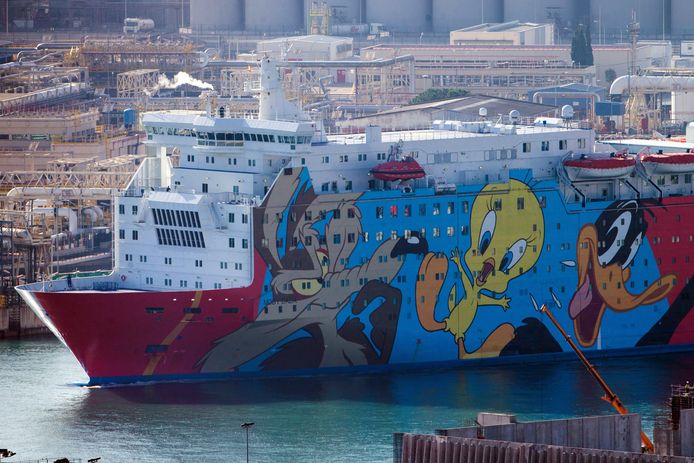 Het cruiseschip 'Moby Dada', dat als drijvend hotel is gebruikt door de Spaanse politie bij het referendum, dat niet mocht worden gehouden, verlaat de haven van Barcelona. Foto Quique Garcia