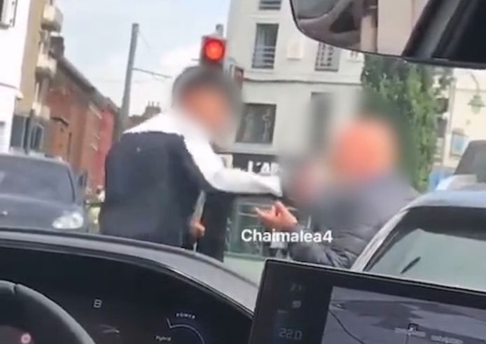 Un jeune frappe un automobiliste plus âgé à Gosselies (Charleroi) et suscite l'indignation.