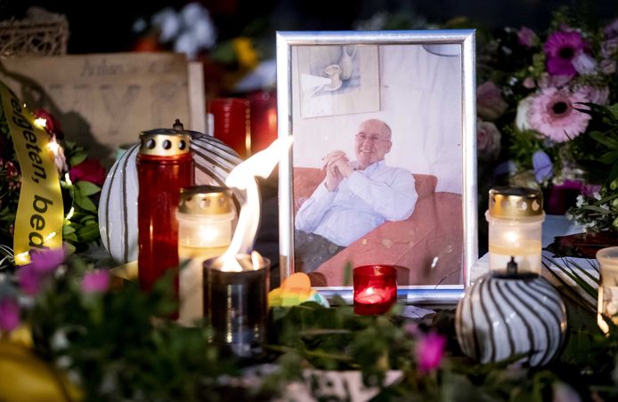 Bloemen en kaarsjes tijdens de herdenking van de 73-jarige Jan. Hij werd ernstig mishandeld door vijf jongeren in de Spijkerstraat in Arnhem.