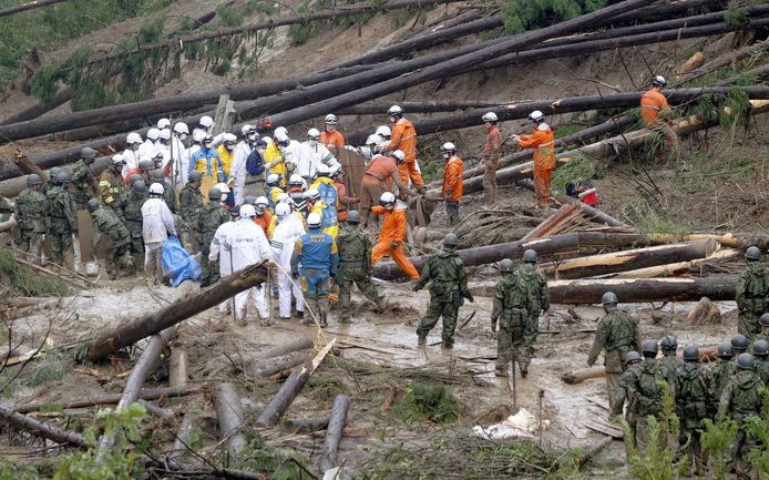 Reddingswerkers aan het werk bij een aardverschuiving in het departement Miyazaki.