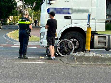 Fiets komt onder vrachtwagen terecht in Eindhoven, slachtoffer lichtgewond naar ziekenhuis