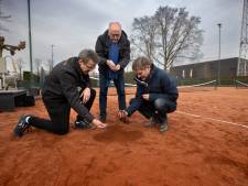 Club heeft zes nieuwe banen maar een potje tennis zit er niet in: ‘Op dit gravel valt niet te spelen’