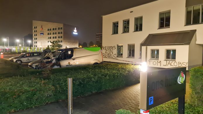 Het gebouw van Ons Huis is beklad met "Regels zijn regels" en "Tom Jacobs", de naam van de manager van Ons Huis.
