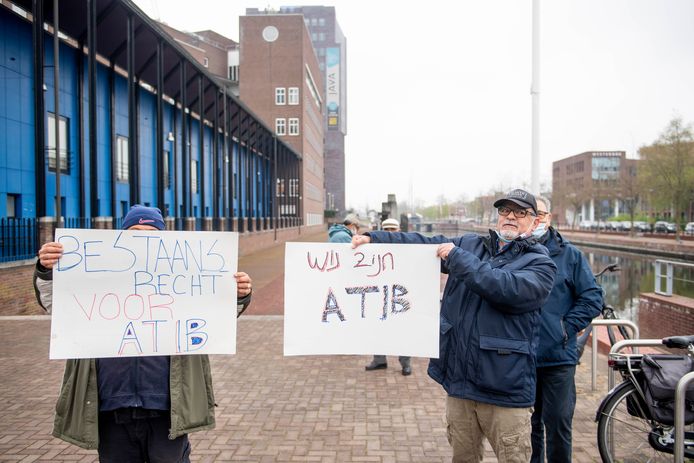 Leden van de Turkse vereniging ATIB protesteren buiten bij de rechtbank.