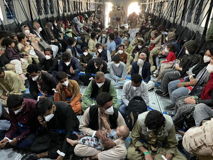 Afghanen samengepakt in een Spaans toestel dat vanochtend uit Kaboel vertrok.
