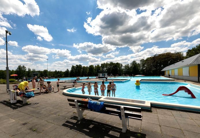 Het buitenbad van zwembad de Smelen in Geldrop op een archieffoto van 2019