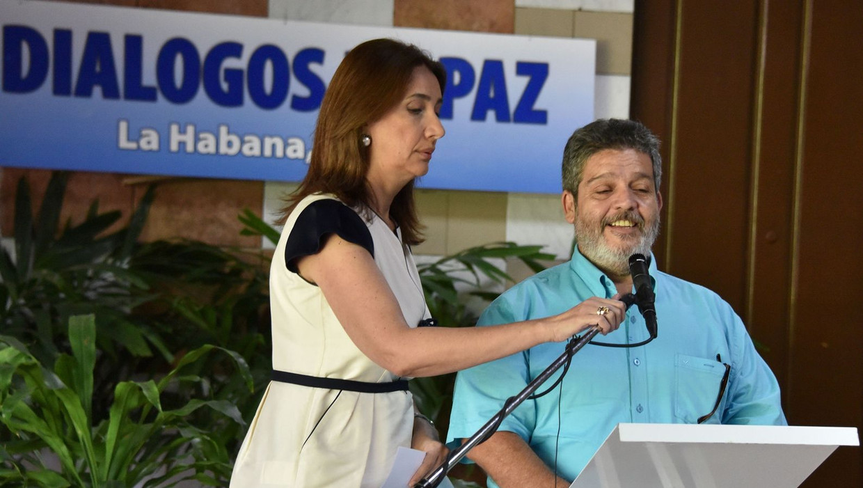 Farc-leider Marcos Calarca (rechts) maakte gisteren samen met een woordvoerster van de Colombiaanse regering de wapenstilstand bekend. Beeld afp