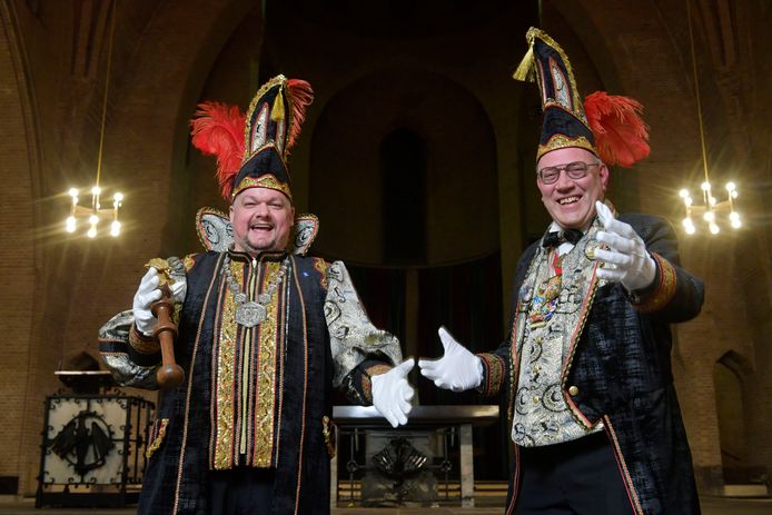 Opperdar Roy van Benthem (links) van de Thijdarren met Sik Martin in de Drieëenheidskerk.