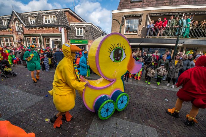 De deelnemers aan de carnavalsoptocht in Losser worden dit jaar voor het eerst streng gecontroleerd op het gebruik van alcohol. Vóór, tijdens en na de optocht zit een biertje of borreltje er voor hen niet in.