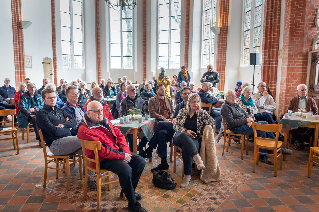 In de Petrus en Pauluskerk in Loppersum kijken Groningers online naar de presentatie van de parlementaire enquêtecommissie aardgaswinning Groningen. Beeld Herman Engbers