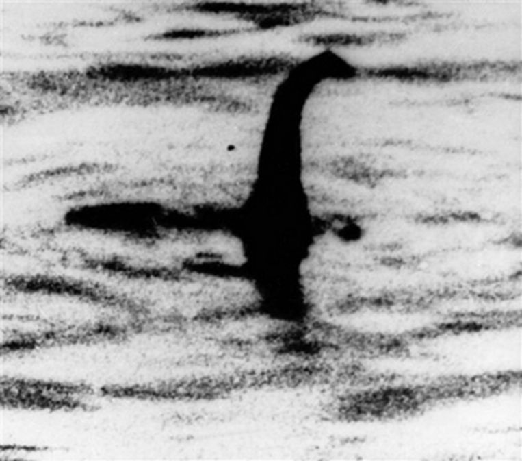 De beroemde doktersfoto uit 1934 die eigenlijk het silhouet van een speelgoedonderzeeër laat zien. Beeld ap