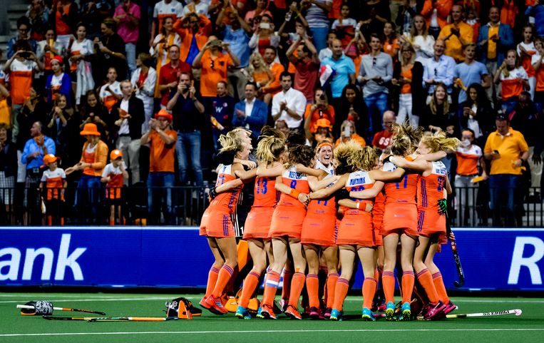 De hockeyvrouwen van Nederland vieren feest na het winnen van de EK-finale van België tijdens het Europees Kampioenschap hockey. Beeld ANP