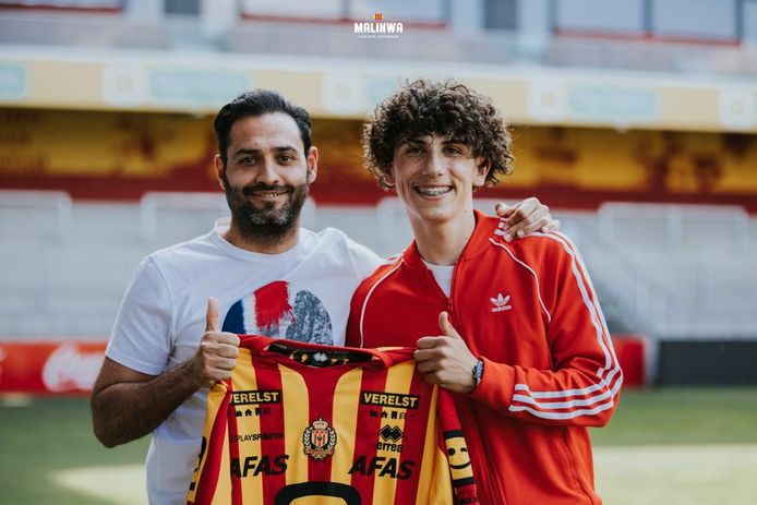 Evangelos Soferis, met links van hem zijn manager Janny Kazilas, tekent een profcontract bij KV Mechelen.