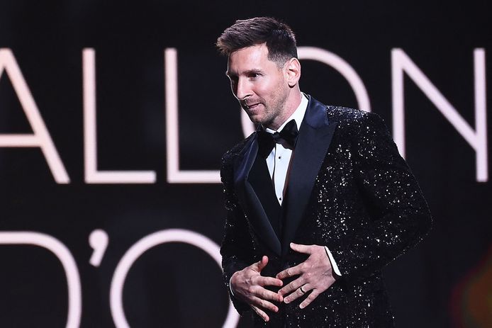 L'attaquant argentin du Paris Saint-Germain Lionel Messi arrive pour prononcer un discours après avoir reçu le Ballon d'Or lors de la cérémonie de remise du Ballon d'Or France Football 2021 au Théâtre du Châtelet à Paris, le 29 novembre 2021.