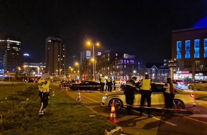 Agenten bezig met de controle op het Westplein.