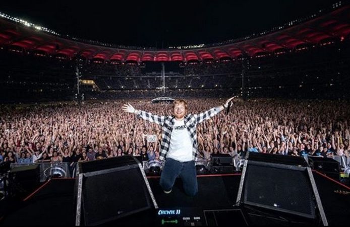 Ed Sheeran reist de wereld rond en fotografeert zijn fans.