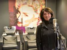 Kapster Nens uit Mierlo bezorgt collega's al zingend een oppeppende coupe soleil  